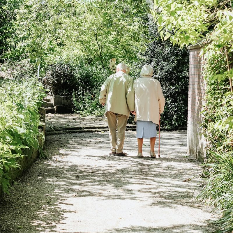 Abuelitos paseando cogidos de la mano. Cortesía de Unsplash