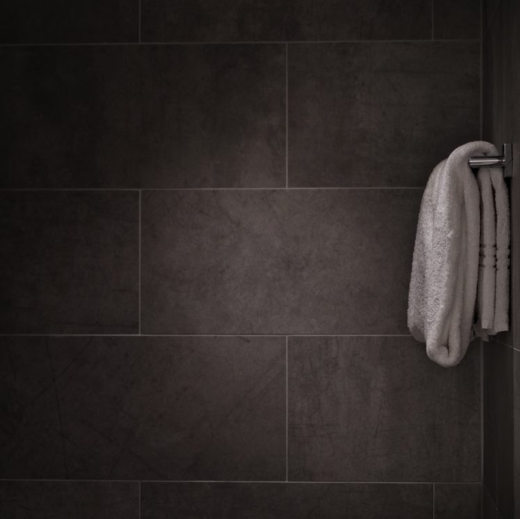 baño moderno con ducha a ras de suelo y azulejos grises